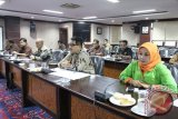 Badan Legislasi DPRD Kaltim dipimpin Ketuanya, H Rakhmat Majid Gani dan Wakil Ketuanya, Andarias P Sirenden, menerima kunjungan Banleg DPRD Jawa Timur yang dipimpin ketuanya, Zainal Arifin. Pertemuan membahas soal Pembentukan Perda. Tampak suasana pertemuan dan sesi foto bersama. (Lia Sanyoto/Humas DPRD Kaltim)