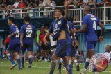 Pemain Persiba Franky Turnando melakukan selebrasi usai menciptakan gol tunggal yang membuat Tim Beruang Madu unggul atas tamunya, Persela Lamongan, 1-0, dalam lanjutan Kompetisi Liga Super Indonesia (ISL) di Stadion Parikesit, Balikpapan, Selasa (19/2). (Novi Abdi/ANTARA)