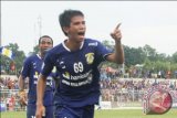 Pemain Persiba Franky Turnando melakukan selebrasi usai menciptakan gol tunggal yang membuat Tim Beruang Madu unggul atas tamunya, Persela Lamongan, 1-0, dalam lanjutan Kompetisi Liga Super Indonesia (ISL) di Stadion Parikesit, Balikpapan, Selasa (19/2). (Novi Abdi/ANTARA)