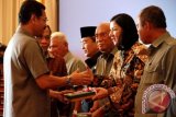 Menteri Dalam Negeri Gamawan Fauzi menyerahkan e-KTP kepada Bupati Kutai Kartanegara Rita Widyasari, serta para kepala daerah lainnya se-Kalimantan Timur, di Balikpapan, Jumat (8/2).