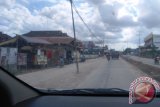 Samarinda (ANTARA Kaltim) - Bagi pengendara sepeda motor atau mobil harus berhati-hati dan menajamkan mata ketika melintas di Jl. Bung Tomo, Samarinda Seberang, pasalnya di jalur itu masih terdapat deretan tiang listrik di tengah jalan yang bisa saja tertabrak pengendara jika tidak waspada. (M Ghofar/ANTARA)