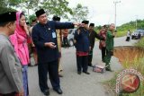 Bupati Kukar Rita Widyasari bersama Ketua DPRD Kukar Awang Jacoub Luthman beserta kepala instansi terkait saat barada di jalan yang longsor di kecamatan Sebulu. (Hayru Abdi/ANTARA Kaltim)
