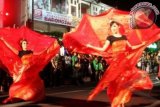 Sejumlah penari mengikuti konvoi pada pawai Cap Go Meh di Malioboro Yogyakarta, Sabtu (23/2). Pawai Cap Go Meh merupakan bagian dari rangkaian acara Pekan Budaya Tiong Hoa dalam menyambut Imlek dan Cap Go Meh. FOTO ANTARA/Regina Safri