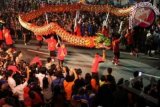 Sejumlah pemuda beratraksi membawa Liong pada pawai Cap Go Meh di Malioboro Yogyakarta, Sabtu (23/2). Pawai Cap Go Meh merupakan bagian dari rangkaian acara Pekan Budaya Tiong Hoa dalam menyambut Imlek dan Cap Go Meh. FOTO ANTARA/Regina Safri/nz/13