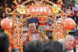 Menkokesra, Agung Laksono membuka karnaval Perayaan Cap Go Meh di Singkawang, Kalimantan Barat, Minggu (24/2). Perayaan Cap Go Meh yang dilaksanakan pada hari ke-15 Imlek tersebut dimeriahkan atraksi 751 tatung (orang yang kerasukan arwah leluhur) serta sebagai salahsatu agenda untuk menarik wisatawan di Singkawang. FOTO ANTARA/Wahyu Putro A

