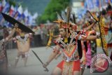 Penari menampilkan tarian kreasi berjudul Tari NKRI yang menunjukkan kebinekaan etnis saat perayaan Cap Go Meh di Singkawang, Kalimantan Barat, Minggu (24/2). Perayaan Cap Go Meh yang dilaksanakan pada hari ke-15 Imlek tersebut dimeriahkan atraksi 751 Tatung (orang yang kerasukan arwah leluhur) serta sebagai salahsatu agenda untuk menarik wisatawan di Singkawang. FOTO ANTARA/Wahyu Putro 