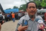 Koordinator aksi damai, Martin, saat menjelaskan kepada wartawan tentang permasalahan yang dihadapi para buruh sehingga mereka  melakukan demonstrasi terhadap PT Perkasa Inaka Kerta (PIK) di Sangatta, Kutai Timur, Senin (18/2)