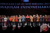 
Ketua Pembina FBIT Murdaya W. Poo (tengah) bersama 75 perwakilan dari FBIT memberi selamat dalam perayaan Cap Go Meh Bersama 2013 yang diselenggarakan Forum Bersama Indonesia Tionghoa (FBIT) di JIExpo, Jakarta, Minggu (24/2). Presiden mengajak seluruh masyarakat menjaga kebersamaan dan mengutamakan kemajuan perekonomian meskipun pada tahun ini merupakan tahun politik. (ANTARA/Rosa Panggabean)
