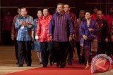 
Presiden Susilo Bambang Yudhoyono (dua kanan) berjalan didampingi Ibu Ani Yudhoyono (kanan) dan Ketua Pembina FBIT Murdaya W. Poo (kedua kiri) dalam perayaan Cap Go Meh Bersama 2013 yang di selenggarakan Forum Bersama Indonesia Tionghoa (FBIT) di JIExpo, Jakarta, Minggu (24/2). Presiden mengajak seluruh masyarakat menjaga kebersamaan dan mengutamakan kemajuan perekonomian meskipun pada tahun ini merupakan tahun politik. (ANTARA/Rosa Panggabean)
