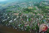 Foto udara pemukiman penduduk di wilayah Kalimantan Barat, Selasa (19/2). Kasdam XII/Tanjungpura, Brigjen Robby Win Kadir menyatakan pihaknya telah mencatat hingga awal 2013 telah terjadi 84 potensi konflik di sektor perkebunan Kalbar yang melibatkan masyarakat adat, pemilik lahan serta swasta, yang perlu ditangani secara serius untuk menghindari konflik berkelanjutan. FOTO ANTARA/Jessica Helena Wuysang/ss/nz/13