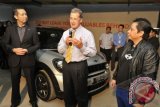 Duta Besar Inggris untuk Indonesia Mark Canning (tengah) bersama Presiden Direktur BMW Grup Indonesia Ramesh Divyanathan (kiri) dan Presdir Maxindo Joe Surya (kanan) meresmikan showroom ekslusif mobil MINI, Jakarta, Kamis (14/2). Mobil MINI didesain dan diproduksi di Oxford tersebut merupakan ikon Inggris, yang menampilkan perpaduan rancang bangun dan desain gaya serta keindahan, showroom tersebut memiliki investasi sebesar Rp62 miliar. FOTO ANTARA/Yudhi Mahatma