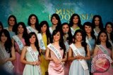 Sejumlah finalis Miss Indonesia 2013 dari 33 provinsi di Indonesia saat sesi perkenalan dalam konfrensi pers jelang Miss Indonesia 2013 di Jakarta, (12/2). Malam puncak penobatan Miss Indonesia 2013 yang bertemakan" Beauty For The World" yang di ikuti 33 wakil wanita dari 33 provinsi ini akan di gelar pada 20 Febuari 2013 di JIEXPO PRJ Kemayoran. FOTO ANTARA/Teresia May