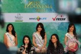 Pendiri Miss Indonesia Organisasi yang juga ketua Dewan Juri Indonesia 2013 Liliana Tanoesoedibjo (kiri depan) bersama Vice Chairwoman Martha Tilaar Group Wulan Tilaar ( kanna depan) dan sejumlah finalis Miss Indonesia 2013 saat sesi konfrensi pers jelang Miss Indonesia 2013 di Jakarta, (12/2). Malam puncak penobatan Miss Indonesia 2013 yang bertemakan" Beauty For The World" yang di ikuti 33 wakil wanita dari 33 provinsi ini akan di gelar pada 20 Febuari 2013 di JIEXPO PRJ Kemayoran. FOTO ANTARA/Teresia May