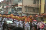 Sebanyak enam replika naga menjalani ritual "naga tutup mata"pada hari ke-16 Imlek (Senin, 25/2/2013),  setelah sebelumnya naga tersebut melakukan ritual "naga buka mata"di Kelenteng Kwan Ya Keng Pontianak pada hari ke-13 Imlek.  Ritual "naga tutup mata" dilakukan oleh seorang suhu yang kerasukan arwah Sun Go Kong (Dewa Kera), yang memberikan tanda hitam pada mata naga yang sebelumnya diberi tanda merah. Keenam reflika naga yang telah "tutup mata" kemudian dibakar di pemakaman Tionghoa milik YBS Pontianak di Jalan Adisucipto, Kabupaten Kubu Raya, dengan maksud mengirim kembali arwah naga ke kayangan setelah diundang ke bumi untuk membersihkan roh-roh jahat. Foto AntaraKalbar/Andilala
