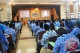 Sebanyak 937 PNS serius mendengarkan ceramah dan arahan dari Kepala Badan Kepegawaian Nasional Eko Sutrisno, setelah menerima SK Kenakan Pangkat yang diserahkan oleh Wakil Gubernur Kaltim Farid wadjdy di aula Lamin Etam, Kantor Gubernur, Samarinda, Rabu (20/2). (M Ghofar/ANTARA)