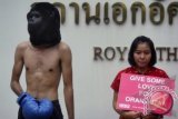 Pecinta orangutan berunjuk rasa di depan gedung Kedubes Thailand di kawasan Mega Kuningan, Jakarta Selatan, Kamis (14/2). Mereka mendesak Safari World Bangkok, Thailand untuk menghentikan pertunjukan 'Thai boxing' orangutan. FOTO ANTARA/Fanny Octavianus