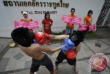 Pecinta orangutan berunjuk rasa dengan aksi teatrikal di depan gedung Kedubes Thailand di kawasan Mega Kuningan, Jakarta Selatan, Kamis (14/2). Mereka mendesak Safari World Bangkok, Thailand untuk menghentikan pertunjukan 'Thai boxing' orangutan. FOTO ANTARA/Fanny Octavianus