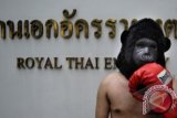 Pecinta orangutan berunjuk rasa di depan gedung Kedubes Thailand di kawasan Mega Kuningan, Jakarta Selatan, Kamis (14/2). Mereka mendesak Safari World Bangkok, Thailand untuk menghentikan pertunjukan 'Thai boxing' orangutan. FOTO ANTARA/Fanny Octavianus