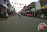 Hari pertama tahun China 2564 suasana Kota Singkawang tampak lengang dengan toko-toko dan pusat perbelanjaan tutup. Sisa-sisa perayaan malam Imlek yang dimeriahkan dengan letusan mercon atau petasan masih tampak berserakan di beberapa sudut kota. Tempat keramaian hanya terjadi sejumlah klenteng yang didatangi warga Tionghoa untuk melakukan persembahyangan. Foto Antara Kalbar/Teguh Imam Wibowo