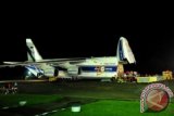 Pesawat angkut Antonov AN-124-100 menurunkan pesawat Sukhoi pesanan pemerintah Indonesia di Pangkalan Udara (Lanud) Hasanuddin, Makassar, Sulsel, Sabtu (23/2) dini hari. Dari enam pesawat tempur Sukhoi SU-30 MK 2 pesanan pemerintah Indonesia , dua diantaranya tiba di Lanud Hasanuddin. FOTO ANTARA/Sahrul Manda Tikupadang