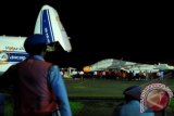 Pesawat Tempur Sukhoi SU-30 MK 2 milik TNI AU saat diturunkan dari pesawat angkut Antonov di Pangkalan Udara (Lanud) Hasanuddin, Makassar, Sulsel, Sabtu (23/2) dini hari. Dari enam pesawat tempur Sukhoi SU-30 MK 2 pesanan pemerintah Indonesia , dua diantaranya tiba di Lanud Hasanuddin. FOTO ANTARA/Sahrul Manda Tikupadang