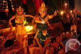 BALI,(ANTARA Babel). Sejumlah penari membawakan pertunjukan Ramayana di Pusat Kesenian Hiburan Kesiman, Bali, Rabu (13/2) malam. Pertunjukan Ramayana yang bercerita tentang kisah Rama, Shinta dan Rahwana tersebut, merupakan salah satu pertunjukan hiburan yang dapat dinikmati oleh para wisatawan di Bali. FOTO ANTARA/Jessica Helena Wuysang/ed/pd/13