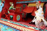 Jombang, (Antara Babel) - Cerita wayang potehi Sie Djin Koei Tjeng See ditampilkan dalam pertunjukan Wayang Potehi di Klenteng Hong San Kiong Gudo, Jombang, Jawa Timur, Senin (4/2). Pertunjukan wayang yang digelar di Klenteng tersebut diadakan dalam rangka menyambut Tahun Baru Imlek dan sebagai upaya untuk lebih memperkenalkan kebudayaan asli Tionghoa kepada masyarakat. FOTO ANTARA/Syaiful Arif/ed/nz/13