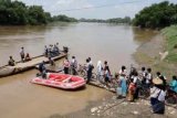 Bojonegoro (Antara Bali) - Sejumlah warga menunggu perahu tambang menepi di tambangan Desa Ledokwetan, Kecamatan Kota, Bojonegoro, Jatim, Rabu (6/3). Badan Penanggulangan Bencana Daerah (BPBD) setempat tetap meminta warga waspada, meskipun sungai terpanjang di Jawa itu airnya surut namun tetap berpeluang terjadi banjir hingga akhir Maret. FOTO ANTARA/Aguk Sudarmojo/nym/2013.