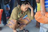 Tanjungpinang (Antara Bali) - Salah satu dari ratusan tenaga kerja Indonesia (TKI) ilegal yang dideportasi Malaysia termenung saat tiba di Pelabuhan Internasional Sri Bintan Pura Tanjungpinang, Kepri, Jumat (8/3). Para TKI ilegal yang dideportasi Malaysia tersebut berjumlah sebanyak 310 orang yang terdiri dari 264 orang laki-laki dan 46 orang perempuan serta enam orang anak-anak. FOTO ANTARA/Henky Mohari/nym/2013.