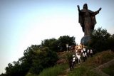 Dili (Antara Bali) - Sejumlah peziarah berwisata rohani di Patung Kristus Raja Dili atau yang disebut Statua Cristo Rei Dili di Bukit Fatucama , Dili, Timor Leste, Jumat (15/3). Patung Kristus Raja yang memiliki tinggi 27 meter menjadi salah satu potensi wisata utama Timor Leste bagi wisatawan domestik dan mancanegara serta para peziarah umat Katolik di seluruh Timor Leste. FOTO ANTARA/Teresia May/nym/2013.