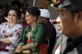 Denpasar (Antara Bali) - Ketua Umum DPP Partai Demokrasi Indonesia Perjuangan (PDIP) Megawati Soekarnoputri (kiri) berbincang dengan Bupati Tabanan, Putu Eka Wiryastuti (tengah) dalam ritual "Metatah" atau potong gigi masal di Puri Satria Denpasar, Bali, Senin (18/3). Ritual itu diikuti sebanyak 850 umat Hindu sebagai peserta metatah. FOTO ANTARA/Nyoman Budhiana/nym/2013.