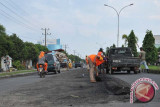 Separuh ruas jalan dalm kota Dumai rusak