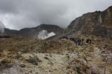 Garut (Antara Bali) - Sejumlah pengunjung yang hendak berkemah berjalan kaki melewati kawasan bebatuan bekas letusan Gunung Papandayan, Kabupaten Garut, Jawa Barat, Jumat (29/3). Hari libur nasional perayaan Wafat Yesus Kristus dan menjelang Paskah, Gunung Papandayan ramai dikunjung wisatawan dari berbagai daerah terutama Bandung dan Jakarta yang hanya sekedar menghabiskan waktu libur dengan berkemah di kawasan hutan sekitar gunung aktif tersebut. FOTO ANTARA/Feri Purnama/nym/2013.