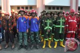 Amuntai, 4/3 - Para anggota Barisan Pemadam Kebakaran (BPK) Kabupaten Hulu Sungai Utara (HSU) berfoto bersama saat apel memperiangati Ulang Tahun Pemadam Kebakaran (Damkar) Nasional ke 94 di Halaman Kantor Bupati HSU, Senin (4/3).Sejak 2010 musibah kebakaran di Kabupaten HSU sudah mengakibatkan kerugian mencapai Rp31,8 miliar dari dari 72 kali peristiwa kebakaran 
terjadi yang mengakibatkan sebanyak 451 bangunan dan rumah warga rusak terbakar.(Foto Antara/Humas-Eddy/C)