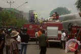 Mes karyawan Rumah Sakit Mitra Medika Pontianak di Jalan Sultan Syarif Abdurrahman yang sedang dalam tahap pembangunan, Sabtu, terbakar, yang diduga kuat akibat korsleting atau hubungan arus pendek listrik. Belasan unit mobil pemadam kebakaran, baik milik Pemerintah Kota Pontianak maupun milik Yayasan Pemadam Kebakaran (YPK) Pontianak turut memadamkan kebakaran mes tersebut. Tidak sampai setengah jam, kobaran api tersebut sudah bisa dipadamkan oleh petugas pemadam kebakaran. Namun akibat kebakaran tersebut Jalan Sultan Syaruf Abdurrahman Pontianak menjadi macet total.  Foto Antara Kalbar/Andilala