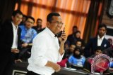 Menteri BUMN, Dahlan Iskan berbicara saat memberikan kuliah umum di Rektorat Universitas Tanjungpura, Pontianak, Kalbar, Sabtu (23/3). Dalam kuliah umum umum tersebut, Dahlan Iskan membagi pengalamannya tentang kewirausahaan dan kepemimpinan kepada mahasiswa. FOTO ANTARA/Jessica Helena Wuysang