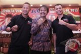 Menteri Pemuda dan Olahraga Roy Suryo diapit dua petinju andalan Indonesia Chris John (kanan) dan Daud Jordan saat konferensi pers di Jakarta, Selasa (5/3). Dragon Fire kembali menggelar pertandingan tinju kelas dunia yakni Dragon Fire World Championship Boxing yang akan digelar pada 14 April 2013 di Jakarta dengan mempertemukan Chris John (The Dragon) dengan petinju asal Jepang Satoshi Hosono serta Daud Yordan (Cino) akan melawan petinju asal Afrika Selatan Simpiwe Vetyeka. FOTO ANTARA/Dhoni Setiawan/Koz/pd/13.