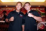 Dua petinju andalan Indonesia Chris John (kanan) dan Daud Jordan saat konferensi pers di Jakarta, Selasa (5/3). Dragon Fire kembali menggelar pertandingan tinju kelas dunia yakni Dragon Fire World Championship Boxing yang akan digelar pada 14 April 2013 di Jakarta dengan mempertemukan Chris John (The Dragon) dengan petinju asal Jepang Satoshi Hosono serta Daud Yordan (Cino) akan melawan petinju asal Afrika Selatan Simpiwe Vetyeka. FOTO ANTARA/Dhoni Setiawan