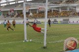 Para pemain Mitra Kukar merayakan gol yang baru dicetak ke gawang Persiwa Wamena. Mitra menundukkan tamunya Persiwa dengan skor 4-2. (Hayru Abdi/ANTARA Kaltim)