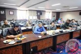 Komisi II dan Komisi IV DPRD Kaltim memediasi pertemuan antara direksi Bank Pembangunan Daerah (BPD/Bankaltim) dan Serikat Pekerja Office Boy, Driver, Security dan Umun Indonesia (Speedyi), Jumat (22/3). Pertemuan yang dipimpin Ketua Komisi II, H Rusman Yaâ€™qub dan Ketua Komisi IV, H Ahmad Abdullah itu   menghasilkan beberapa poin penting, di antaranya merekomendasikan BPD dan Speedyi untuk melakukan pembenahan internal yang diawasi oleh DPRD Kaltim. Ini dilakukan agar persoalan tenaga kerja tidak tetap (alih daya/outsourching) di bank itu bisa dituntaskan. (Humas DPRD Kaltim)