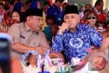 GORONTALO, 23/3 - GERAKAN HAK PEDAGANG K-5. Menteri Perekonomian Hatta Rajasa (kanan) berbicang dengan Gubernur Gorontalo Rusli Habibie (kiri) saat berkunjung ke Gorontalo, Sabtu (23/3). Kunjungan Hatta Rajasa untuk meresmikan kantor Bupati Gorontalo Utara serta mencanangkan gerakan hak pedagang kaki lima yang tergabung dalam Asosiasi Pedagang Kaki Lima Indonesia (APKLI). FOTO ANTARA/Adiwinata Solihin/ed/Spt/13