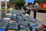 GORONTALO, 29/3 - MINYAK TANAH ILEGAL. Anggota Polres Gorontalo Kota memeriksa 5000 liter minyak tanah ilegal yang di simpan dalam 129 galon asal luwuk di Mapolres Gorontalo Kota, jumat (29/3). Minyak tanah ilegal itu diselundupkan menggunakan kapal feri dan untuk mengelabui polisi diangkut menggunakan truk yang ditutupi ikan dan serbuk kayu. FOTO ANTARA/Adiwinata Solihin/ss/Spt/13