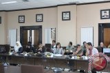 Wakil Ketua DPRD Kaltim, H Hadi Mulyadi, memimpin rapat Badan Musyawarah (Banmus) DPRD Kaltim terkait perubahan jadwal masa persidangan I 2013. (Akbar Pamungkas/Humas DPRD Kaltim)