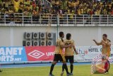 Para pemain Mitra Kukar merayakan gol yang baru dicetak ke gawang Persiwa Wamena. Mitra Kukar menundukkan tamunya Persiwa Wamena dengan skor 4-2. (Hayru Abdi/ANTARA Kaltim)