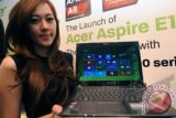 Model menunjukkan notebook Acer Aspire E1-451G dengan AMD Radeon HD 8000 Series yang mulai dipasarkan, di Jakarta, Senin (18/3). Didukung oleh AMD Accelerated Processor Units Quad Core A8, Aspire E1-451G merupakan notebook pertama di Indonesia yang mengadopasi teknologi grafis Radeon HD 8000 yang menawarkan performa grafis yang handal untuk pelajar, bermain game dan mengedit foto video. FOTO ANTARA/Audy Alwi