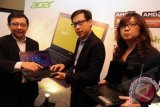 Head of Product Management, Product Marketing Division Acer Indonesia Riko Gunawan (tengah) bersama Consumer Business Lead AMD Indonesia Victor Herlianto (kiri) dan Country Manager AMD Indonesia Jenny Susanto, menunjukkan notebook Acer Aspire E1-451G dengan AMD Radeon HD 8000 Series yang mulai dipasarkan, di Jakarta, Senin (18/3). Didukung oleh AMD Accelerated Processor Units Quad Core A8, Aspire E1-451G merupakan notebook pertama di Indonesia yang mengadopasi teknologi grafis Radeon HD 8000 yang menawarkan performa grafis yang handal untuk pelajar, bermain game dan mengedit foto video. FOTO ANTARA/Audy Alwi