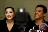 Pasangan selebriti yang juga penyanyi Anang dan Ashanty saa melakukan jumpa pers terkait syukuran hari ulang tahun Anang di kediamannya di kawasan Cinere, Jakarta, Senin (18/3). Di hari ulang tahunnya yang ke-44, Ashanty memberikan kado spesial berupa cincin "Blue Safir" kepada Anang.FOTO ANTARA/Muhammad Adimaja