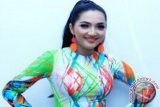 Penyanyi Ashanty tampil bernyanyi saat ditemui di acara musik "Dahsyat" di Studio Dahsyat RCTI, Kebon Jeruk, Jakarta, Minggu, (10/2). Ashanty kembali beraktivitas menyanyi setelah usai dirawat akibat sakitnya dan berencana akan berangkat Ke Amerika Serikat pada 26 Maret 2013 untuk menjalani syuting iklan dan membuat video klip untuk lagu di album terbarunya. FOTO ANTARA/Teresia May
