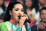 Penyanyi Ashanty tampil bernyanyi saat ditemui di acara musik "Dahsyat" di Studio Dahsyat RCTI, Kebon Jeruk, Jakarta, Minggu, (10/2). Ashanty kembali beraktivitas menyanyi setelah usai dirawat akibat sakitnya dan berencana akan berangkat Ke Amerika Serikat pada 26 Maret 2013 untuk menjalani syuting iklan dan membuat video klip untuk lagu di album terbarunya. FOTO ANTARA/Teresia May
