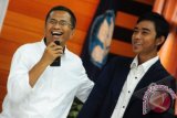 Menteri BUMN, Dahlan Iskan (kiri) berdialog dengan mahasiswa saat memberikan kuliah umum di Rektorat Universitas Tanjungpura, Pontianak, Kalbar, Sabtu (23/3). Dalam kuliah umum umum tersebut, Dahlan Iskan membagi pengalamannya tentang kewirausahaan dan kepemimpinan kepada mahasiswa. FOTO ANTARA/Jessica Helena Wuysang